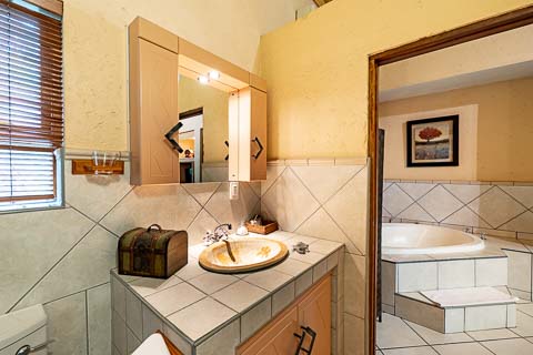 Honeymoon Suite - Jorn's Guest House