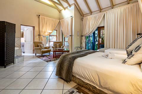 Queen Suite - Jorn's Guest House