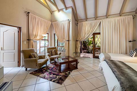 Queen Suite - Jorn's Guest House